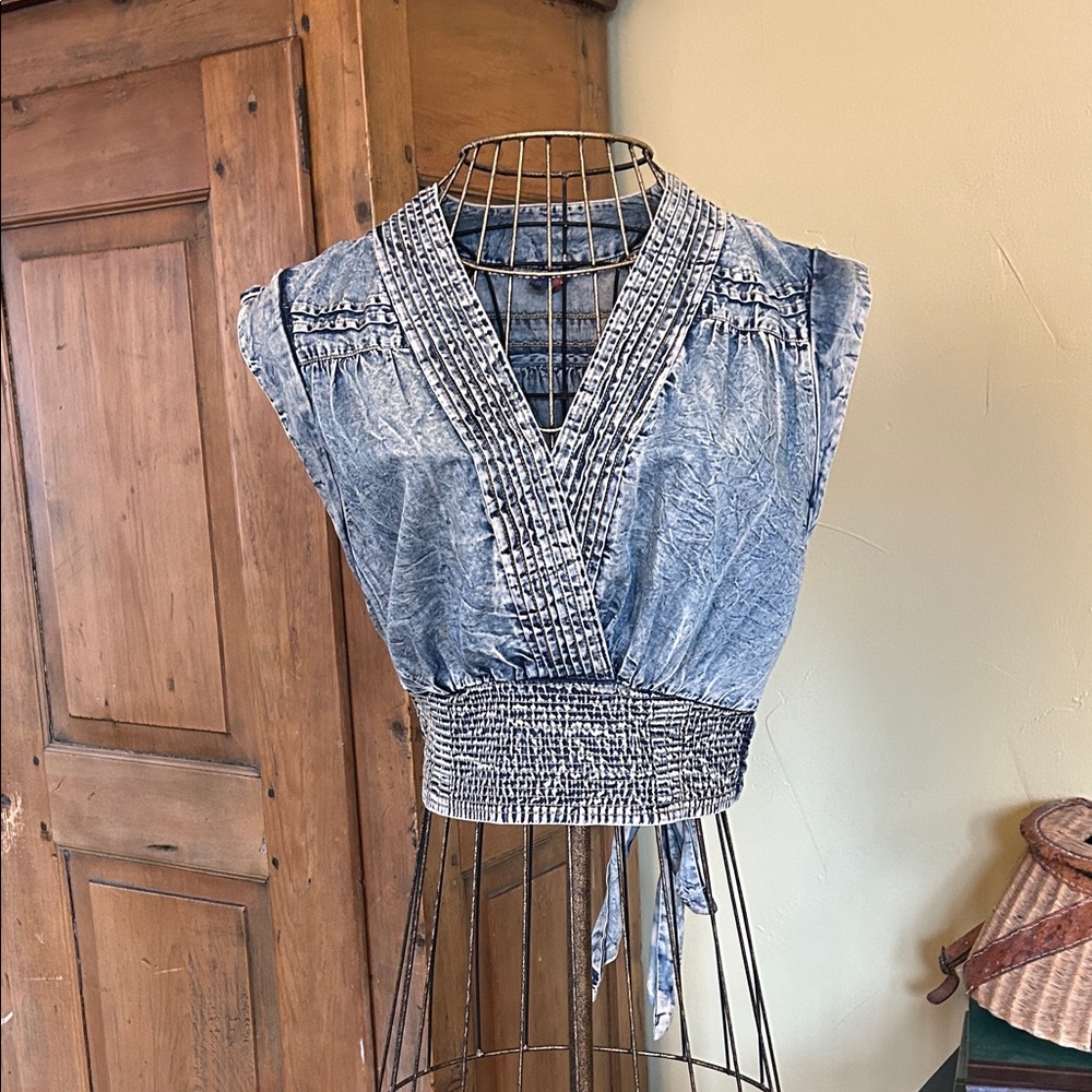EUC Pilcro Women’s Washed Blue Cropped V-Neck Top Med
